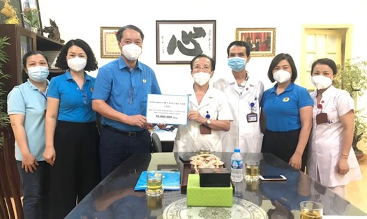 Công đoàn Dệt may Việt Nam trao tặng đội ngũ y bác sỹ, nhân viên y tế của Trung tâm y tế - Bệnh viện Dệt may 30 triệu đồng. Ảnh: CĐN