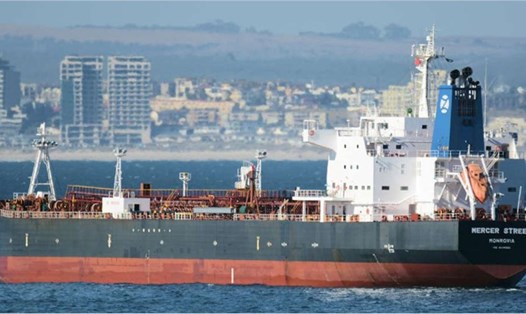 Tàu chở dầu Mercer Street do hãng Zodiac Maritime của tỉ phú Israel quản lý bị tấn công bằng máy bay không người lái có vũ trang ở vùng biển Oman. Ảnh: Zodiac Maritime