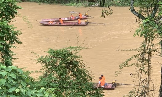 Các lực lượng chức năng đang tích cực tìm kiếm nạn nhân mất tích trên sông Chảy. Ảnh: Hữu Huỳnh.