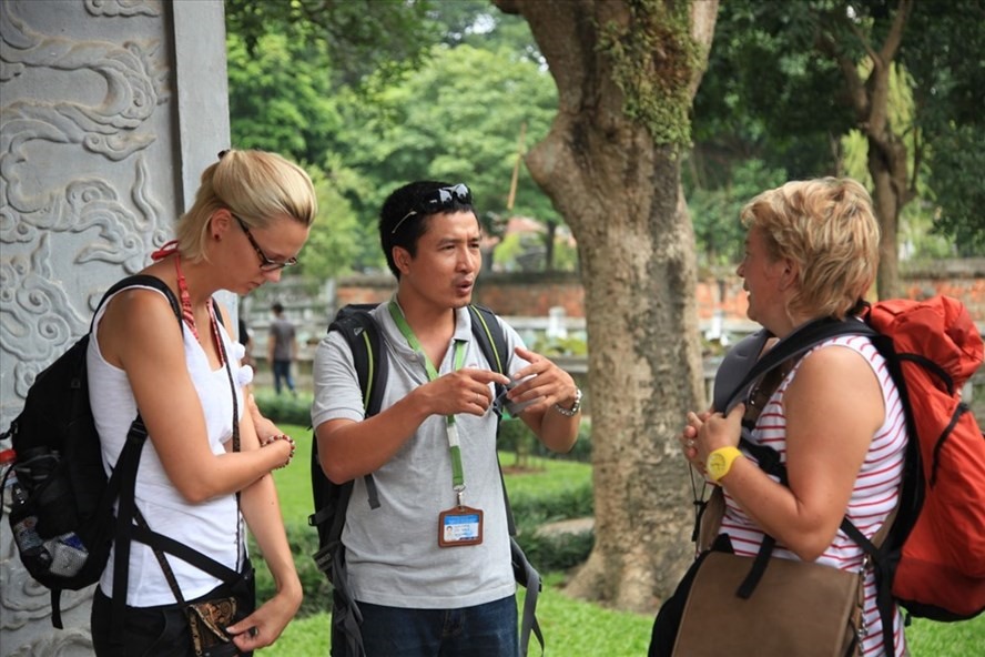Hà Nội triển khai thực hiện chính sách hỗ trợ hướng dẫn viên du lịch gặp khó khăn trong mùa dịch. Ảnh: LĐ
