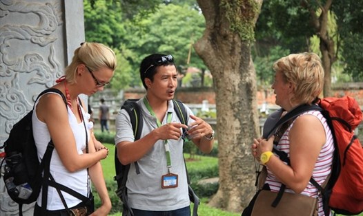 Hà Nội triển khai thực hiện chính sách hỗ trợ hướng dẫn viên du lịch gặp khó khăn trong mùa dịch. Ảnh: LĐ