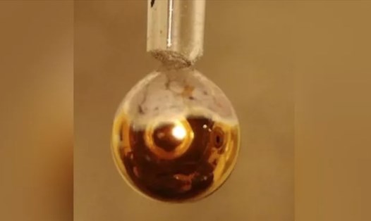 Các nhà khoa học biến nước thành kim loại màu vàng. Ảnh: Helmholtz-Zentrum Berlin (HZB)