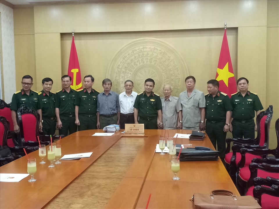 Tác giả (thứ 5 từ trái sang) cùng Ban LL CCB Sư đoàn 1 chụp ảnh kỷ niệm với Thượng tướng, Thứ trưởng Bộ Quốc phòng Lê Chiêm và cán bộ các cơ quan Bộ Quốc phòng sau khi báo cáo về Phương pháp tìm đồng đội mới của Ban LL CCB tìm liệt sĩ E209 - F1, ngày 25.9.2020. Ảnh: Trương Đức Bình