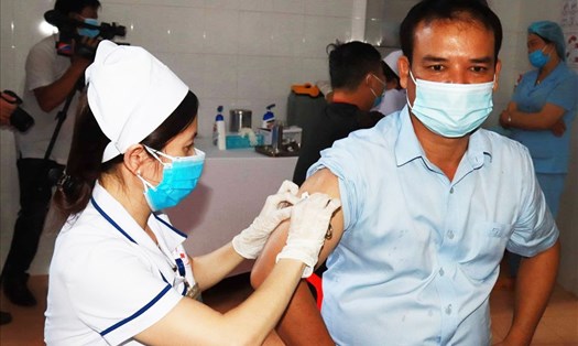 Lực lượng y tế tỉnh Đắk Lắk tiêm vaccine COVID-19 cho đối tượng được ưu tiên hồi tháng 4. Ảnh minh hoạ: B.T