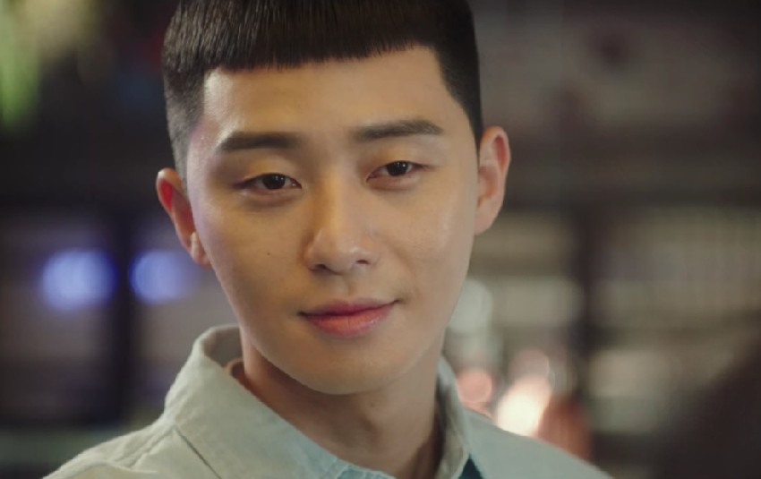 Come and see the charming Park Seo Joon in Itaewon, where he shows off his stunning hair. His gray hair makes him even more attractive and unique. You won\'t be able to resist the charm of Park Seo Joon\'s locks.