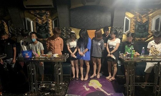 Số khách đến quán karaoke để hát bất chấp dịch bệnh COVID-19 diễn biến phức tạp. Ảnh: Q.Trường