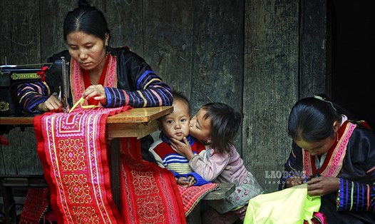 Làng nghề tạo hoa văn trên trang phục truyền thống của dân tộc Mông - xã Sa Lông, huyện Mường Chà, tỉnh Điện Biên. Ảnh: Văn Thành Chương