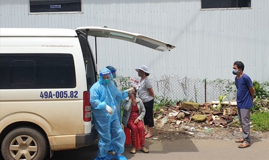 Lực lượng Y tế lấy mẫu xét nghiệm COVID-19 trong cộng đồng ở phường Lộc Sơn. Ảnh: KP