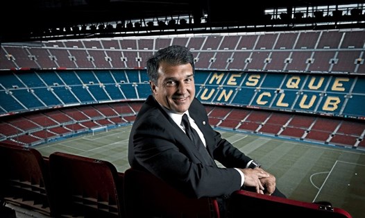 Khẩu hiệu "Hơn cả một câu lạc bộ" vẫn nổi bật trên sân Camp Nou, nhưng Ban lãnh đạo của Chủ tịch Joan Laporta đang có những động thái khó hiểu. Ảnh: Barcelona