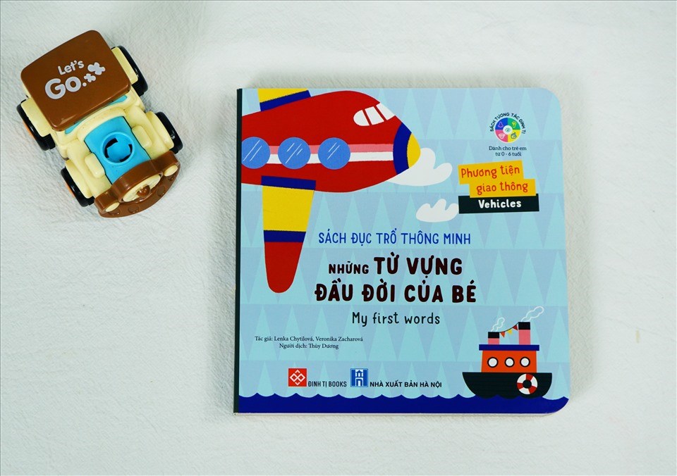 “Sách đục trổ thông minh - Những từ vựng đầu đời của bé” chính thức giới thiệu đến độc giả nhí Việt Nam. Ảnh: Đinh Tỵ “Sách đục trổ thông minh - Những từ vựng đầu đời của bé” chính thức giới thiệu đến độc giả nhí Việt Nam. Ảnh: Đinh Tỵ