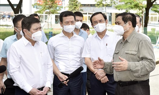 Thủ tướng Chính phủ Phạm Minh Chính (bìa phải) kiểm tra công tác phòng, chống dịch bệnh COVID-19 tại TP.Hồ Chí Minh. Ảnh Nhật Bắc