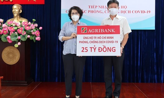 Ông Phạm Trung Kiên - Phó trưởng VPĐD Agribank KV miền Nam và Bà Tô Thị Bích Châu, Ủy viên Ban Thường vụ Thành ủy, Chủ tịch Ủy ban MTTQ Việt Nam TPHCM đại diện trao tặng, tiếp nhận 25 tỉ đồng phòng, chống dịch COVID-19.