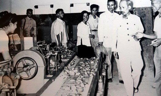 Chủ tịch Hồ Chí Minh thăm nhà máy Diêm Thống nhất, ngày 16.8.1956. Ảnh chụp tư liệu