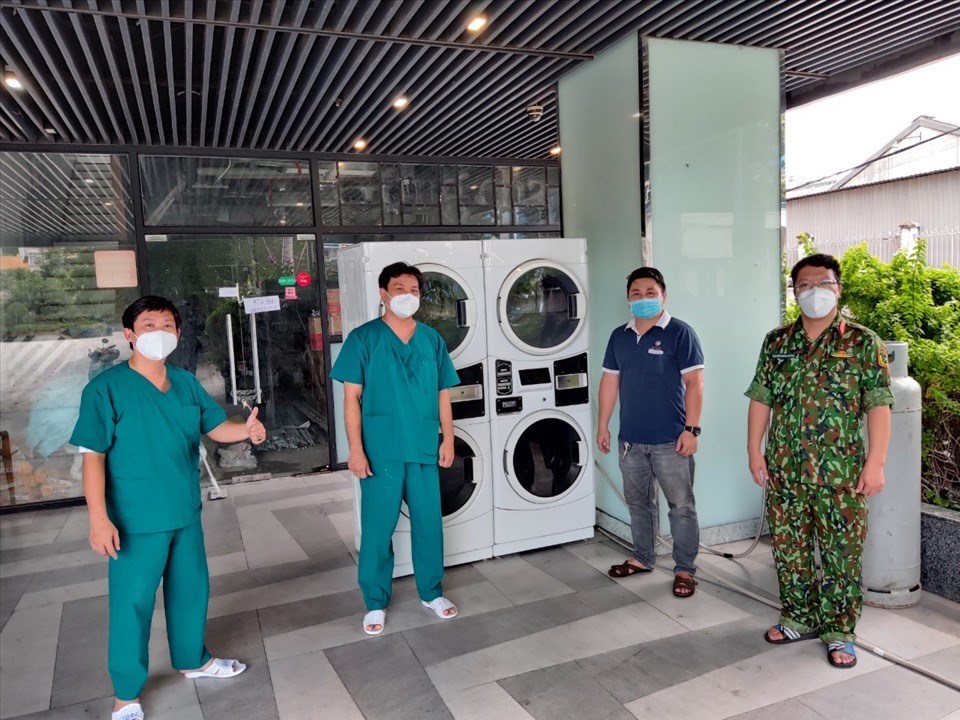 Công ty Vương Lực ủng hộ máy giặt sấy cho Bệnh viện dã chiến số 5