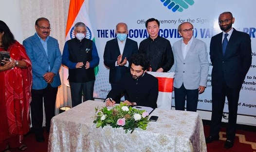Lễ ký kết Bản Thỏa thuận giữ Bí mật chuyển giao công nghệ, sản xuất và phân phối vaccine Nanocovax. Ảnh: Đại sứ quán Việt Nam tại Ấn Độ