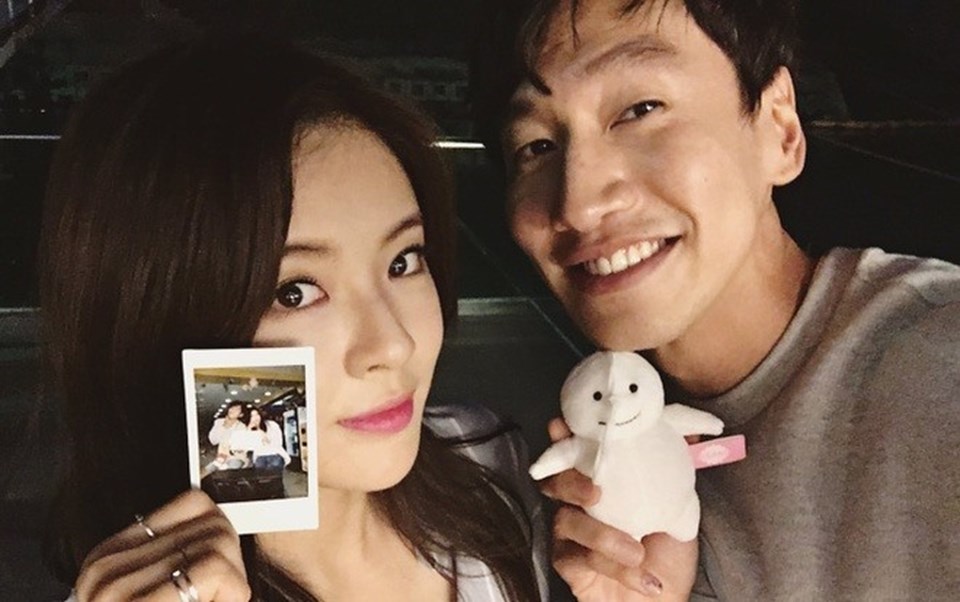 Lee Kwang Soo và bạn gái Lee Sun Bin nên duyên nhờ "Running Man". Ảnh: AFP. Lee Kwang Soo và bạn gái Lee Sun Bin nên duyên nhờ "Running Man". Ảnh: AFP.