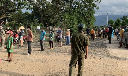 Người dân xã Vụ Bổn, huyện Krông Pắk, tỉnh Đắk Lắk đi xét nghiệm COVID-19 sau khi địa phương có ca nhiễm bệnh. Ảnh: T.X