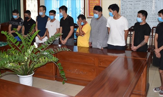 Các đối tượng bị Phòng Cảnh sát Hình sự Công an tỉnh Ninh Bình bắt giữ khi đang sát phạt trên chiếu bạc. Ảnh: NT