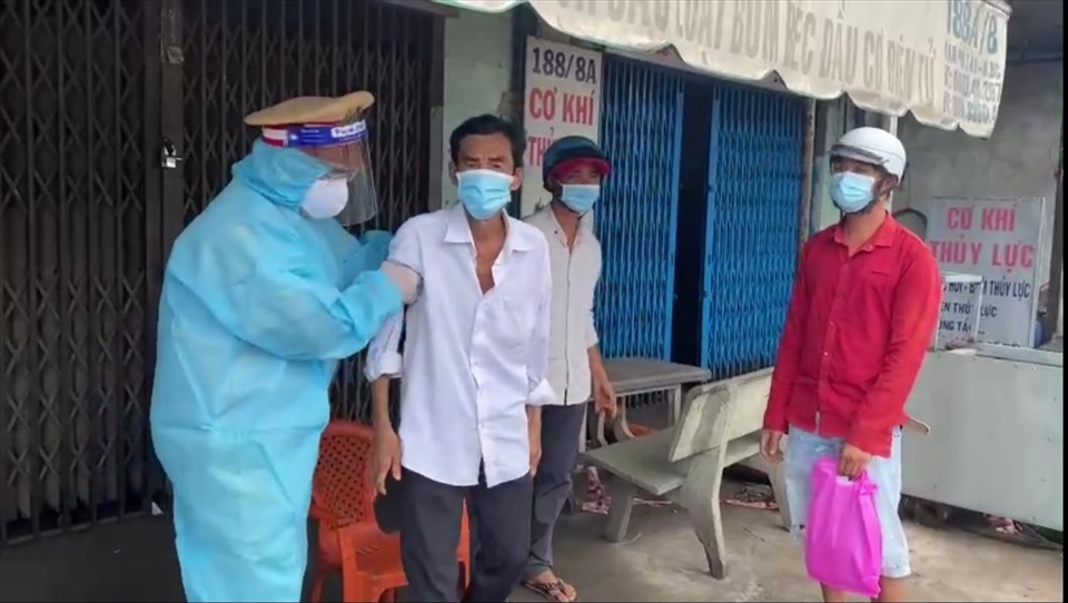 CSGT đỡ cụ ông lên xe đặc chủng để đưa đến bệnh viện cấp cứu. Ảnh: cắt clip