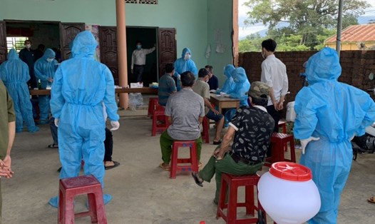 Lực lượng Y tế tiến hành test nhanh kháng nguyên SARS- CoV-2 cho người dân xã Vụ Bổn, huyện Krông Pắk, tỉnh Đắk Lắk sau khi địa bàn có ca nhiễm COVID-19. Ảnh: T.X