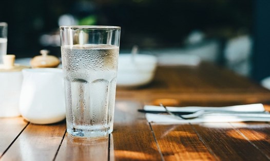 Uống đủ nước mỗi ngày làm tăng cường sức khỏe tổng thể của bạn. Ảnh: Healthline