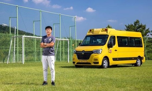 Huấn luyện viên tuyển Indonesia Shin Tae-yong quảng bá hình ảnh cho mẫu xe Renault Masters. Ảnh: Renault.