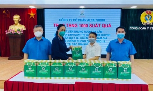 Chủ tịch Công đoàn Y tế Việt Nam Phạm Thanh Bình nhận 1.000 suất quà từ Công ty cổ phần ALTAI SIBIRI. Ảnh: CĐYTVN