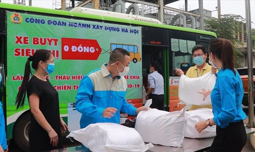 Xe buýt siêu thị 0 đồng hỗ trợ công nhân lao động do Công đoàn Xây dựng Hà Nội tổ chức sáng 11.8. Ảnh: CĐN