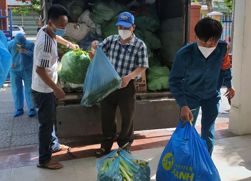 Cung  ứng rau củ về phường Nại Hiên Đông (Sơn Trà) cho người dân trong vùng cách ly.