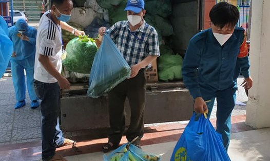 Cung  ứng rau củ về phường Nại Hiên Đông (Sơn Trà) cho người dân trong vùng cách ly.