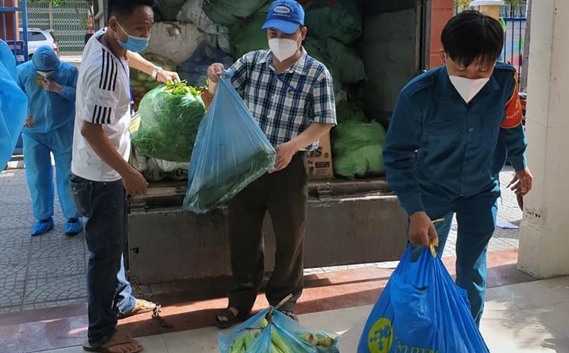Cung  ứng rau củ về phường Nại Hiên Đông (Sơn Trà) cho người dân trong vùng cách ly.