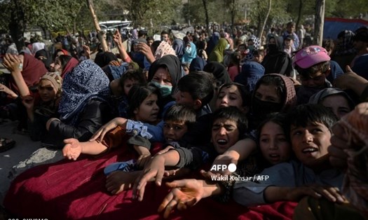 Những người dân Afghanistan chạy trốn các cuộc giao tranh ác liệt ở miền bắc. Ảnh: AFP