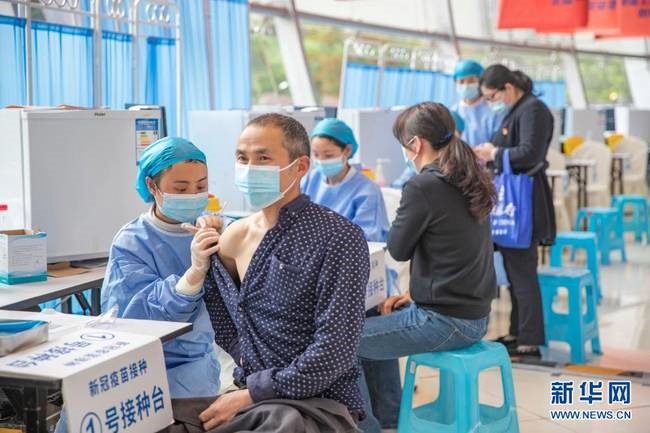 Tiêm vaccine COVID-19 cho người dân Trung Quốc. Ảnh: Xinhua
