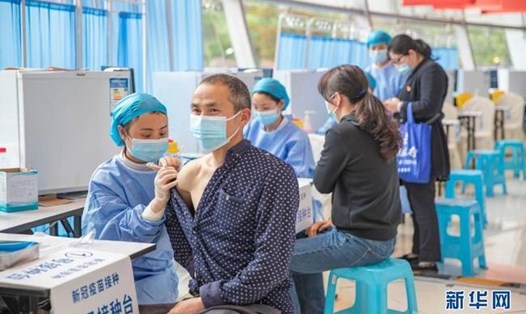 Tiêm vaccine COVID-19 cho người dân Trung Quốc. Ảnh: Xinhua