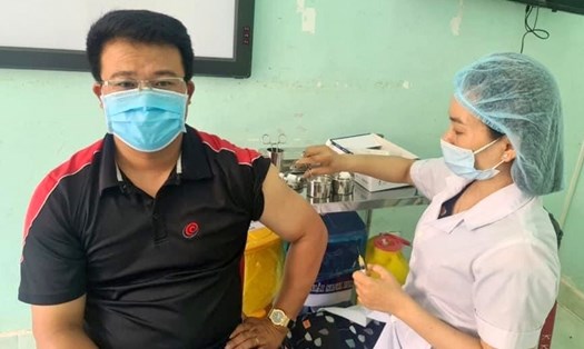 Cán bộ Y tế Đắk Nông tiêm vaccine COVID-19 cho người dân. Ảnh: Bảo Lâm