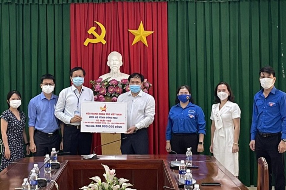 Hội Doanh nhân trẻ Việt Nam trao tặng máy thở cho tuyến đầu chống dịch