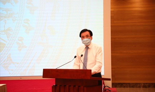 Bộ trưởng, Chủ nhiệm Văn phòng Chính phủ Trần Văn Sơn chủ trì họp báo Chính phủ thường kỳ tháng 7.2021. Ảnh: Trần Vương