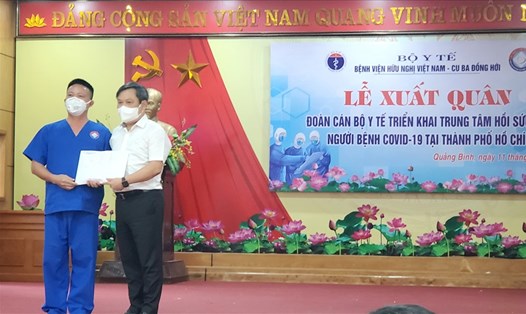 Bí thư Tỉnh ủy Quảng Bình Vũ Đại Thắng tặng quà cho đoàn cán bộ y tế trước khi lên đường vào TPHCM chống dịch. Ảnh: Lê Phi Long