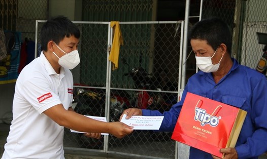 Phóng viên Lao Động trao món quà 1 triệu đồng tận tay người lao động ở Bình Dương.