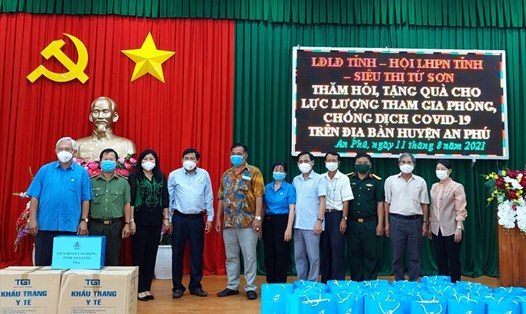 Chủ tịch LĐLĐ tỉnh An Giang Nguyễn Thiện Phú (bìa trái) trao hỗ trợ lực lượng phòng chống dịch tuyến biên giới huyện An Phú. Ảnh: LT