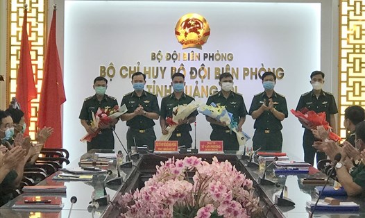 4 quân y Biên phòng Quảng Trị nhận hoa chúc mừng của lãnh đạo Biên phòng Quảng Trị trước lúc lên đường. Ảnh: Mạnh Hùng.