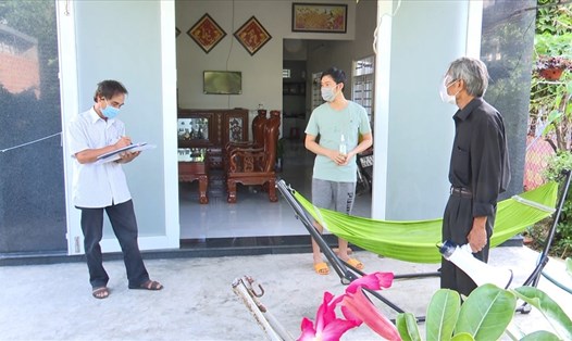 Tổ COVID cộng đồng tại TP Tuy Hòa đến nắm tình hình các gia đình có người trở về từ vùng dịch. Ảnh: Phương Uyên