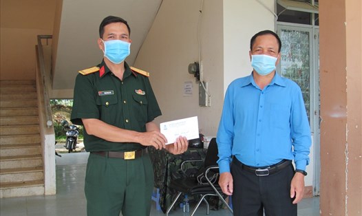 Chủ tịch Liên đoàn Lao động tỉnh Kon Tum - ông Rơ Chăm Long đã đến thăm hỏi, động viên cán bộ, nhân viên, người lao động đang làm nhiệm vụ điều trị bệnh nhân COVID-19 và chăm sóc các đối tượng tại khi cách ly. Ảnh: Thanh Hòa