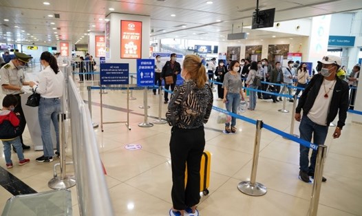 Hành khách làm thủ tục tại cảng hàng không quốc tế Nội Bài. Ảnh ĐT
