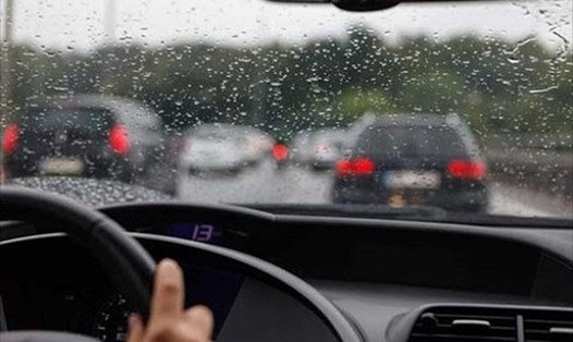 Mẹo xử lý những sự cố thường gặp khi lái xe ôtô dưới trời mưa. Ảnh: LĐO