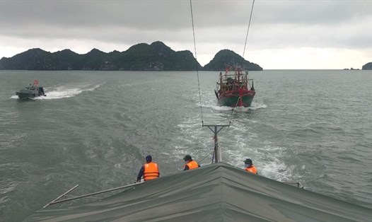 Tàu BP 02-98-01 lai kéo tàu cá vào bờ để khắc phục sự cố máy hỏng. Ảnh Cổng TTĐT Hải Phòng