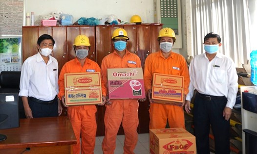Đại diện lãnh đạo và công đoàn điện lực Trà Vinh trao hỗ trợ cho người lao động. Ảnh: CĐĐL