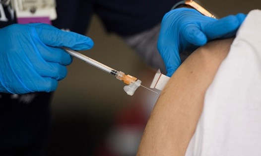 Cơ quan quản lý của Mỹ đang xem xét phê duyệt liều tiêm thứ 3 vaccine COVID-19 của Pfizer và Moderna cho người bị suy giảm miễn dịch. Ảnh: AFP