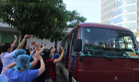 Các y bác sĩ Bệnh viện C Đà Nẵng lên đường hỗ trợ TPHCM phòng chống dịch COVID-19. Ảnh: Thanh Chung
