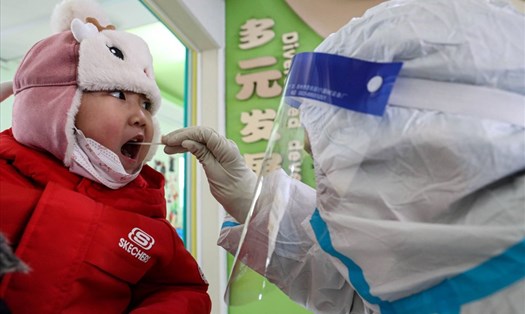 Xét nghiệm nhanh để phát hiện COVID-19 đối với trẻ em tại tỉnh Liêu Ninh, Trung Quốc. Ảnh: AFP